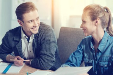 Samimi arkadaşları birbirine bakarak