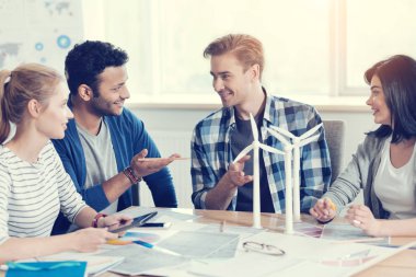 Olumlu memnun meslektaş proje tartışıyor