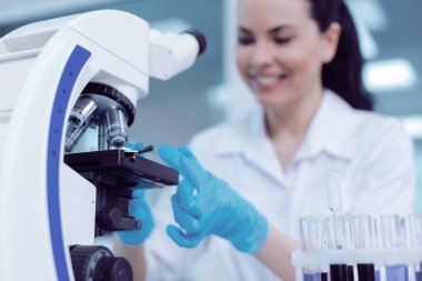 Modern ekipman. Seçici odak profesyonel bir mikroskop ile güzel bir olumlu akıllı bilim üzerinde çalışıyor