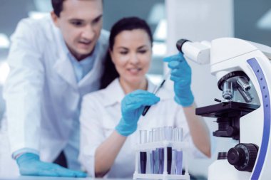 Seçici odak test tüplerinin mikroskop ayakta