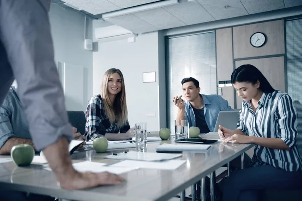 Jóvenes empresarios entusiastas teniendo una reunión — Foto de Stock