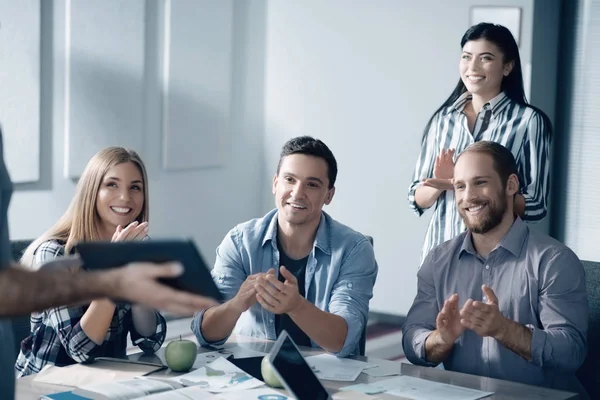 Positive junge Kollegen, die ihrem Mitarbeiter Anerkennung entgegenbringen — Stockfoto