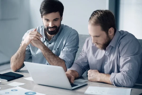 Dos hombres positivos trabajando en la oficina — Foto de Stock