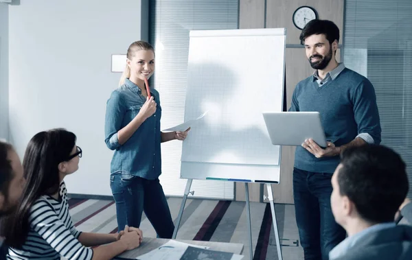 Jóvenes colegas positivos haciendo una presentación — Foto de Stock