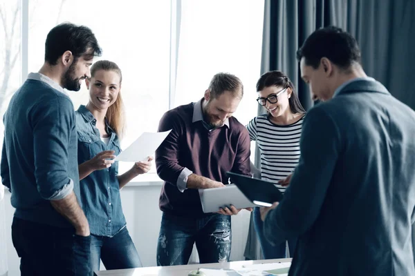 Jóvenes colegas alegres trabajando juntos en el proyecto — Foto de Stock