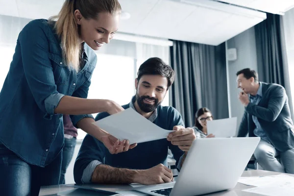 Colleghi positivi che parlano in ufficio — Foto Stock