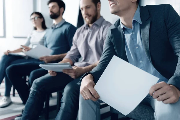 Agradable hombre escuchando la presentación con sus colegas — Foto de Stock