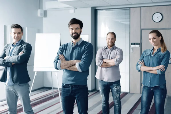 Alegre grupo de personas confiadas de pie en la oficina — Foto de Stock