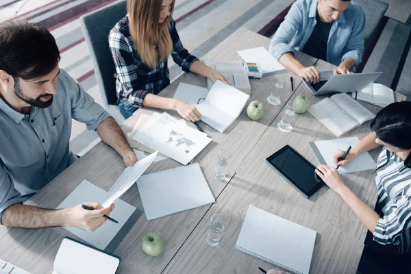 Vista superior del grupo de jóvenes que trabajan en la oficina — Foto de Stock