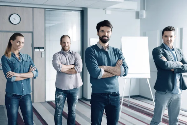 Glada unga kollegor stående på kontoret — Stockfoto