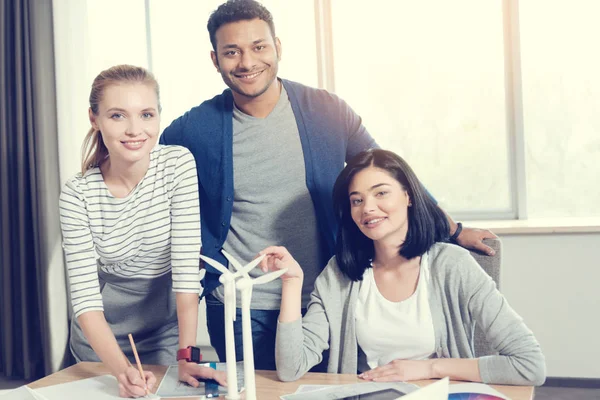 Atractivas mujeres que trabajan con diseñadores internacionales — Foto de Stock