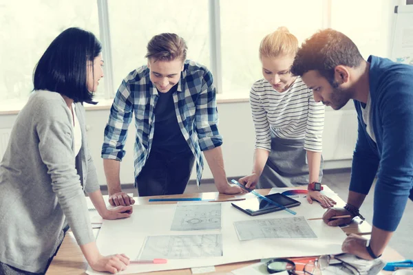 Grupo de diseñadores profesionales trabajando juntos — Foto de Stock