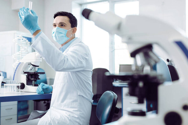 Умный ученый тестирует вакцину
