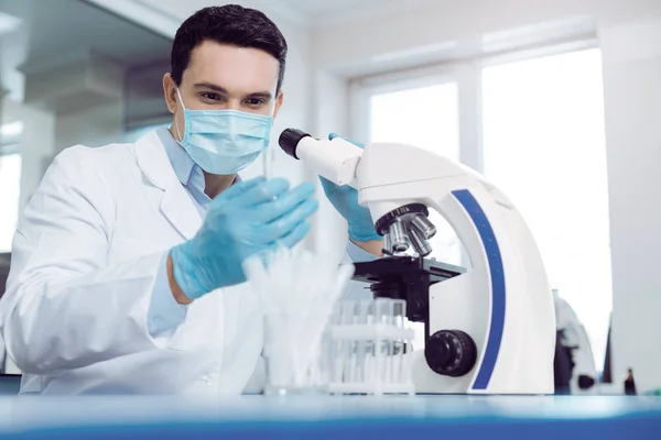 Cientista masculino profissional trabalhando no laboratório — Fotografia de Stock