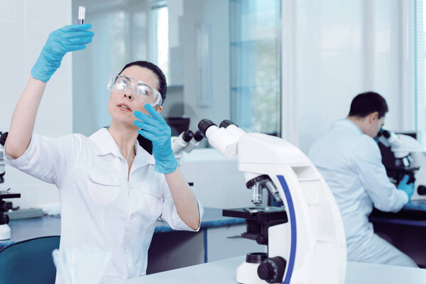 Серьёзная умная женщина в защитных очках
