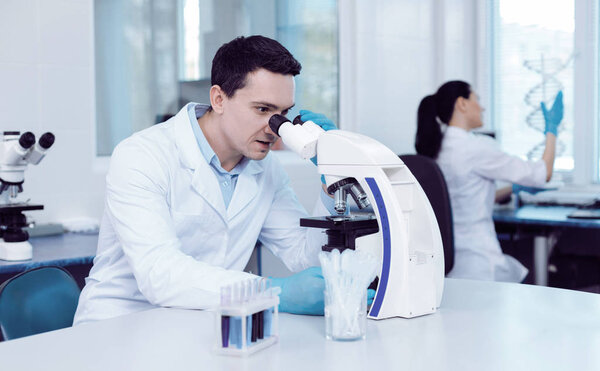 Профессиональный ученый-мужчина
