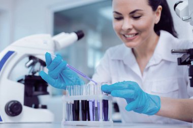 Test örnekleri alarak mutlu kadın biyolog
