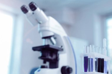 Test tüplerinin farklı sıvılar ile seçici odak