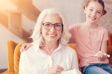 Gülümseyen büyükannesi sarılma mutlu varoluş kız