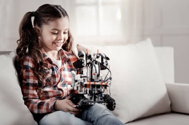 Mutlu gülümseyen kız holding robot