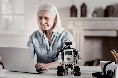 Masada duran gri küçük robot 