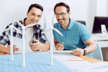 Gülümseyen iş arkadaşlarınızla bir yel değirmeni jeneratör güzel model arıyorsunuz