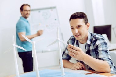 Harika bir buluş bir model dokunmadan şaşırmış genç adam