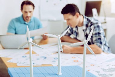 Ciddi sorumlu adam onların ofisinde oturan ve sessiz çalışma