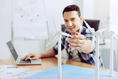 Modern ofisinde çalışan yetenekli mühendis