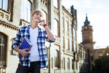 Notlarını tutan olumlu memnun sarışın