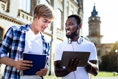 İki arkadaş kendi proje tartışıyor