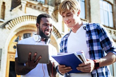 İlginç video izlerken neşeli öğrenciler