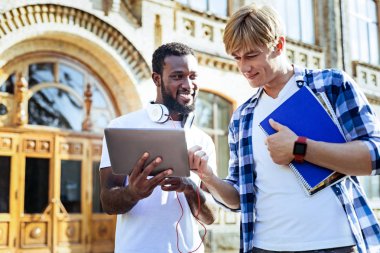 Gadget'ın ekranına bakarak adam konsantre