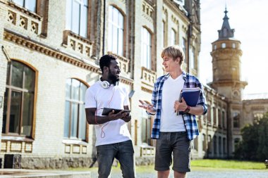 Konu tartışmaya olumlu memnun grup arkadaşları