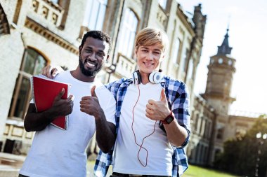 Başardık. Parmağını yetiştirme ve onun arkadaşı ileri bakarken kucaklayan yakışıklı sarışın erkek