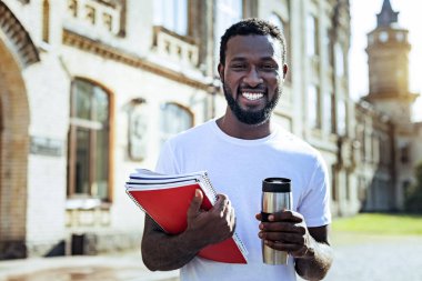 Kameraya poz sevinçli erkek