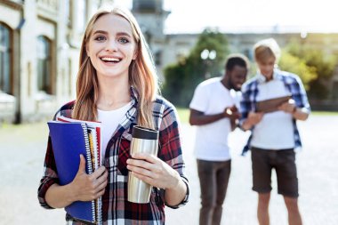 Mutlu kadın molası verdikten sonra dersleri