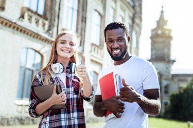 Kameraya poz olumlu memnun grup arkadaşları