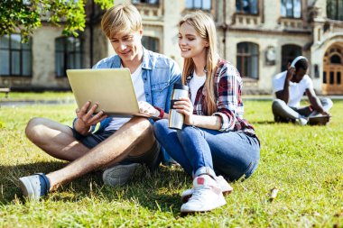 Özenli öğrenciler bilgisayar arıyorum