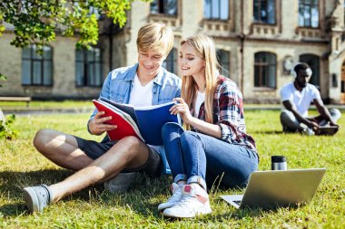 Sarışın yakışıklı okuma Makale