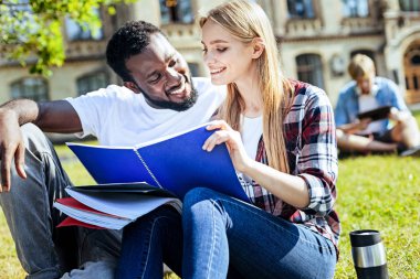 Olumlu memnun öğrenciler sınava hazırlanıyor