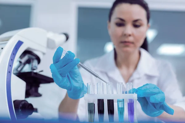 Femme séduisante sérieuse travaillant dans le laboratoire d'essai — Photo