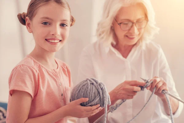 Adorable chica preadolescente ayudar a la abuela con el tejido —  Fotos de Stock