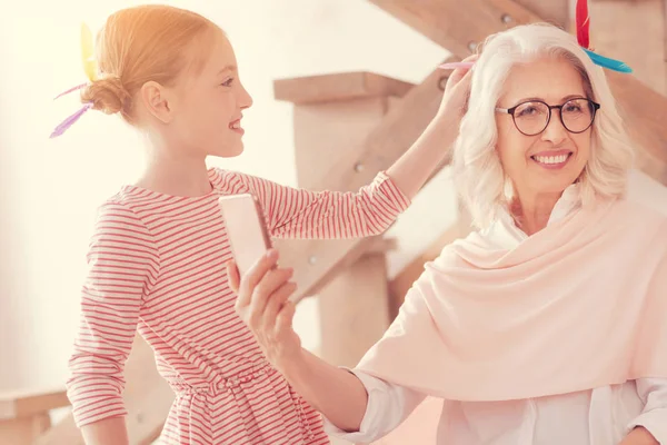 Joyful schakelde dame nemen selfies met nieuw kapsel — Stockfoto