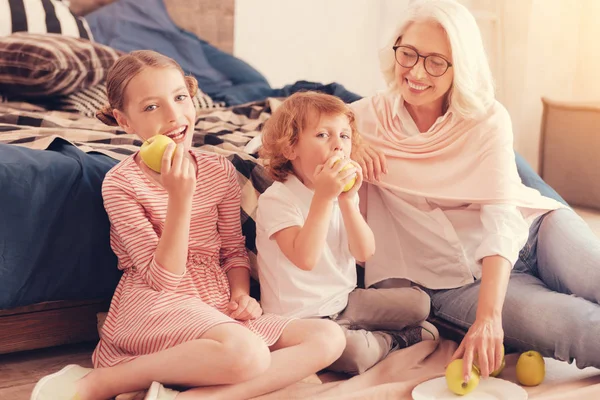 Adorable dzieci korzystających z dojrzałych jabłek o domu Babcie — Zdjęcie stockowe