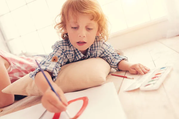 Peinture enfant créative sur le sol à la maison — Photo
