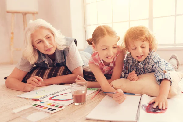 Fratello e sorella pittura a nonna casa — Foto Stock