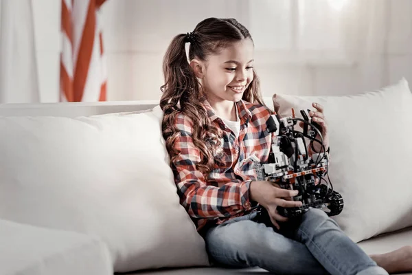 Cool Robot Zonnige Brunette Meisje Haar Speelgoed Robot Houden Terwijl — Stockfoto