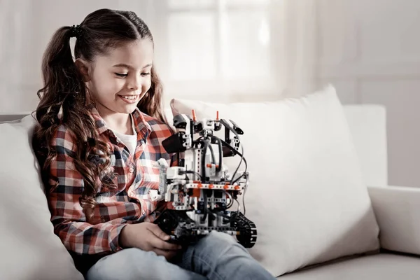 Feliz sorrindo menina segurando robô — Fotografia de Stock