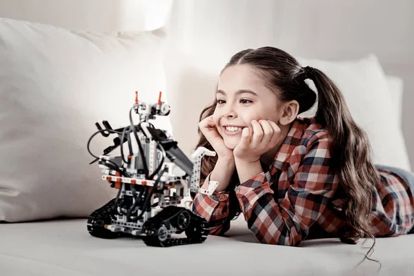 Chica alegre positiva admirando un robot — Foto de Stock